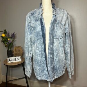 American Eagle Acid Wash Denim Button-Down Long Sleeve Shirt Women’s Size M